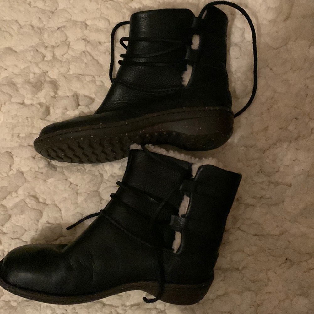 Ugg boots. Excellent co diction. Gently worn indoors size 8 USA